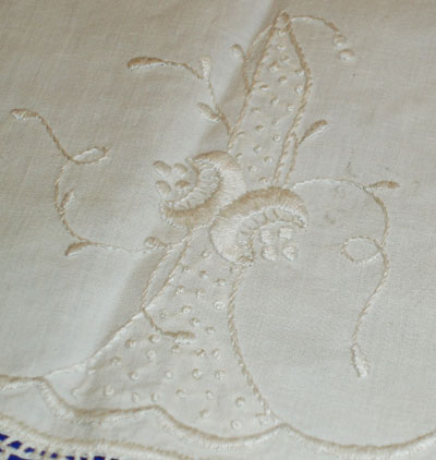 Vintage Embroidered White Linen Doily with Crocheted Edging EL0940
