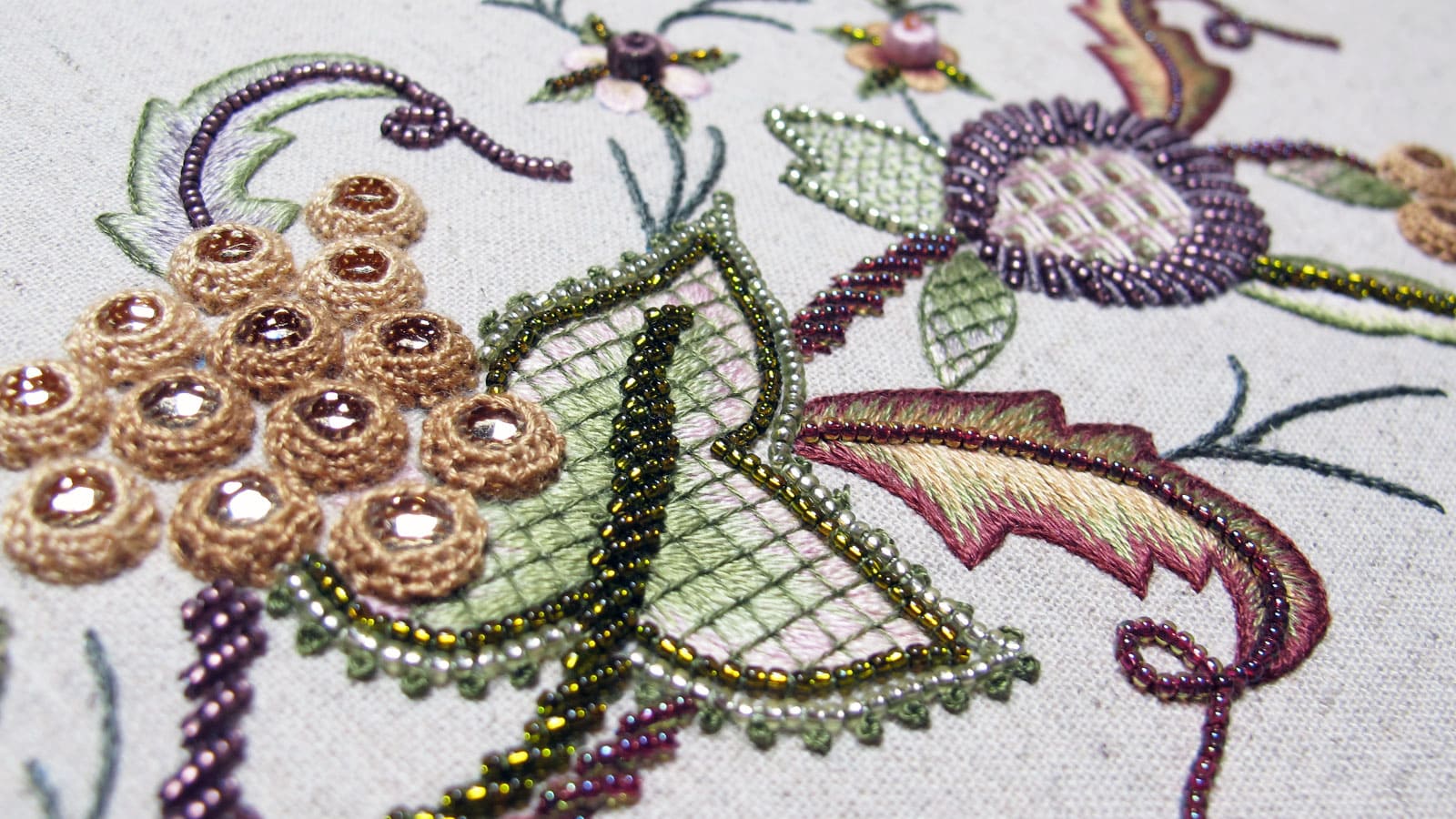 Pin di Mary Corbet's Needle 'n Thread su Embroidery