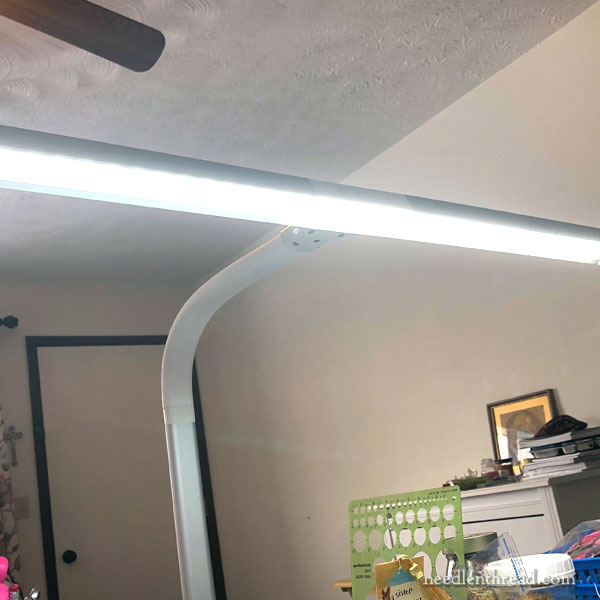 Wide task light for work spaces and embroidery frames